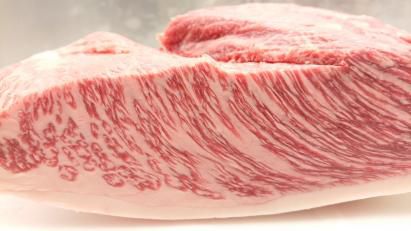 肉オク!群馬A4・熟成肉(メス) 特選和牛イチボ 【本格ドライエージング】 866g⑬